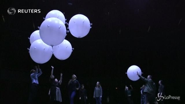 Sfere, droni e danze: la nuova installazione di Wayne McGregor