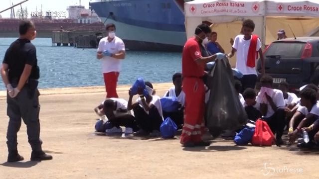 Migranti, Cei si schiera col Viminale