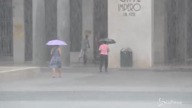 Maltempo al nord: Brescia spazzata da pioggia e vento