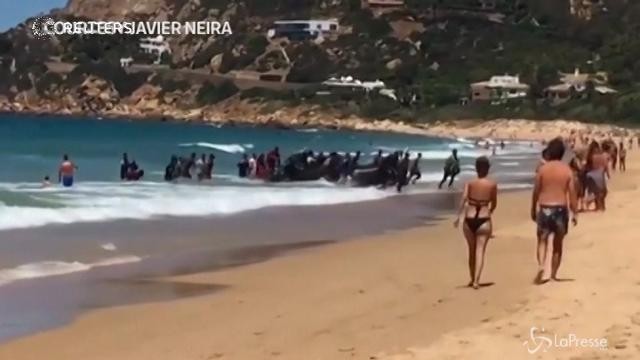 Spagna: sbarco di migranti fra i bagnanti
