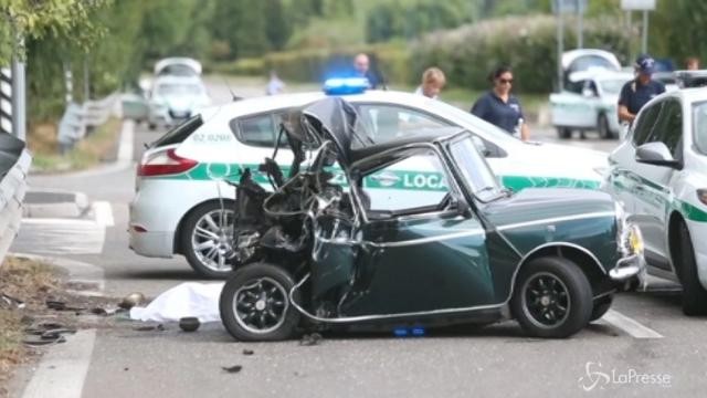 Incidente stradale a Milano, morto 31enne su auto d’epoca