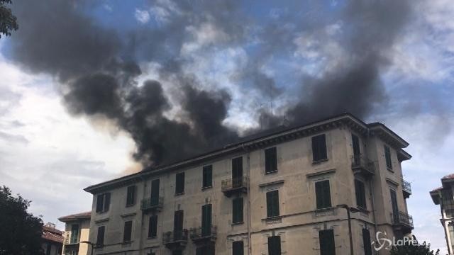 VIDEO Torino, incendio nelle case popolari di corso Racconigi