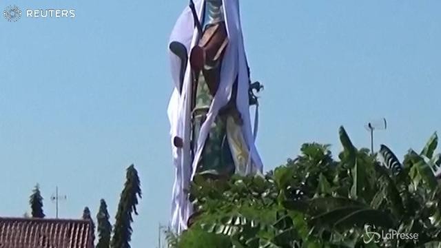 La statua del Dio cinese che irrita gli indonesiani
