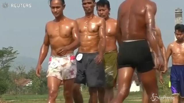 La gara di body building degli operai indonesiani