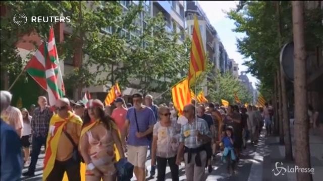 Spagna: manifestazione per indipendenza Euskadi e Catalogna