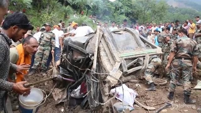 Frana seppellisce bus in India: sette i morti