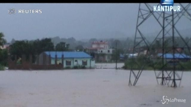 Alluvione in Nepal, 49 morti. Bloccati in hotel 600 turisti