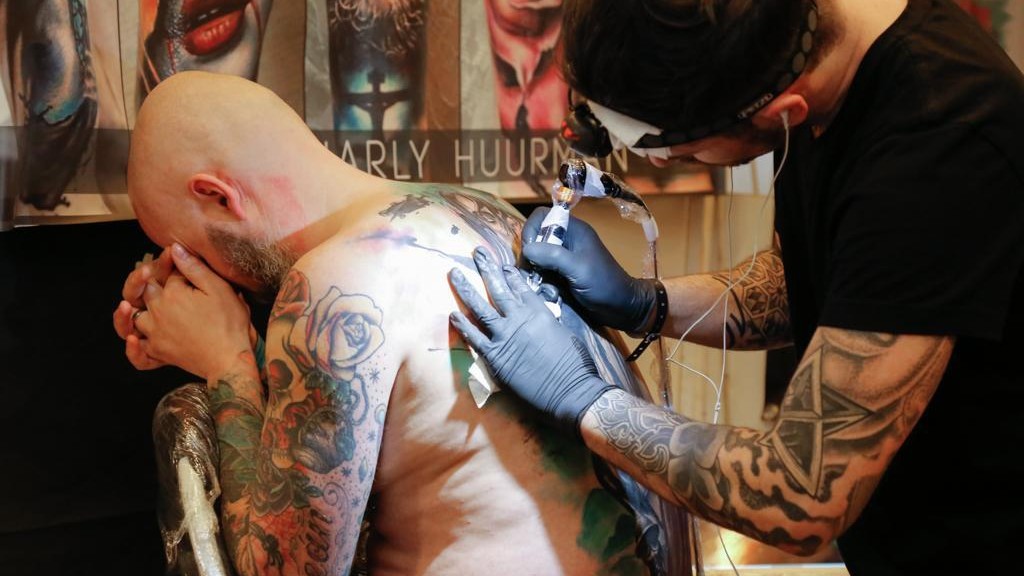 Inchiostri pericolosi nel laboratorio di un tatuatore: sequestrati