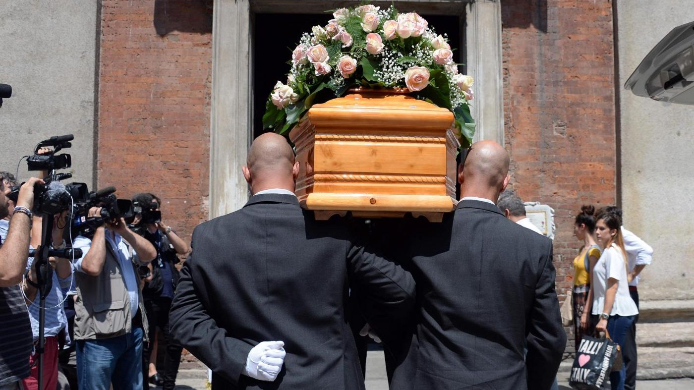 Esplosione via Brioschi, i funerali della mamma delle bimbe