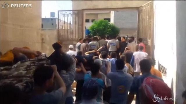 Siria, la sepoltura dei White Helmets uccisi a Sarmin