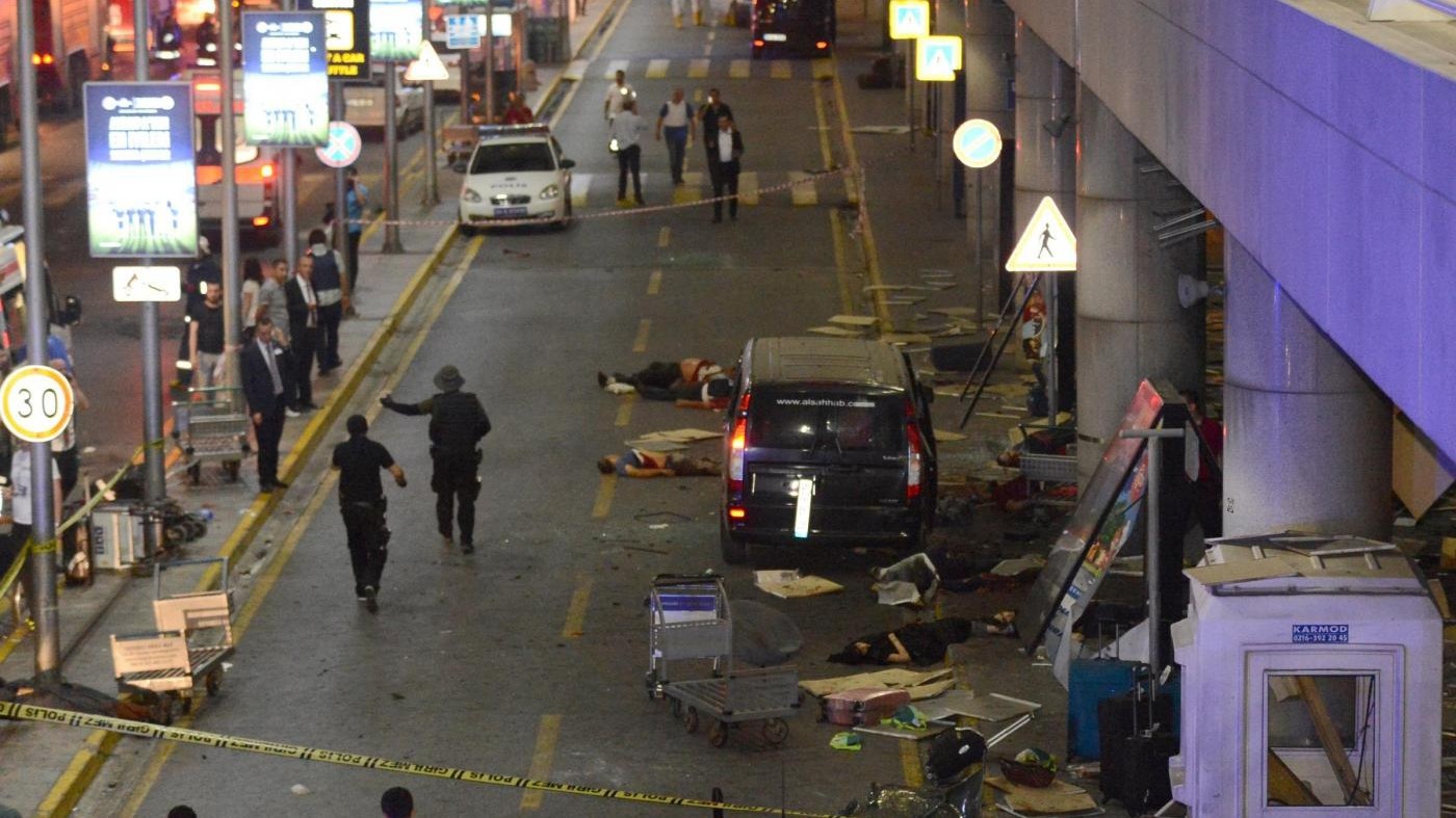 Kamikaze in aeroporto Ataturk di Istanbul: almeno 28 morti