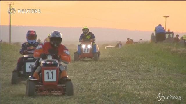 Inghilterra la spettacolare corsa dei tagliaerba