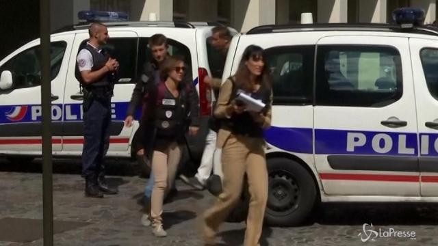 Parigi, auto contro pizzeria: morta una bambina