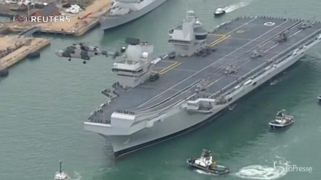 Bagno di folla per la nave da guerra inglese Queen Elizabeth