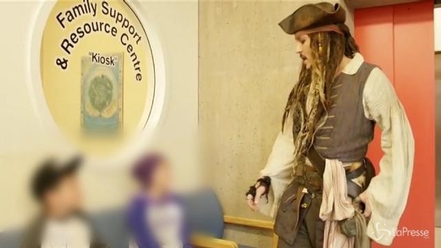 Il ‘pirata’ Johnny Depp visita ospedale pediatrico in Canada