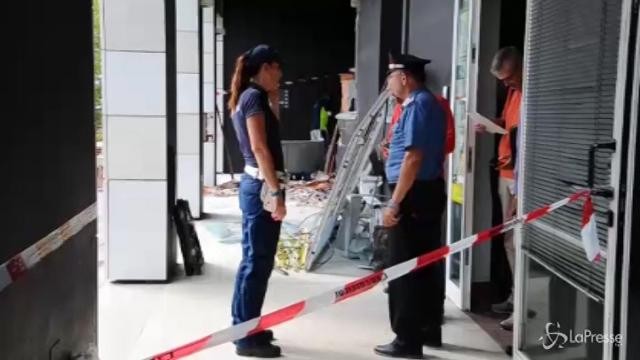 Assaltano postamat nel bresciano e distruggono l’ufficio postale