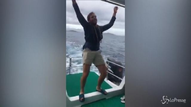 Sam Claflin ballerino nato: si scatena sulle note di “Despacito”
