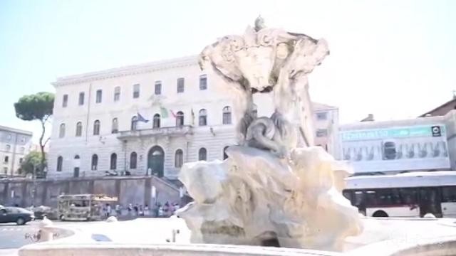 Olio motore dentro la fontana dei Tritoni a Roma