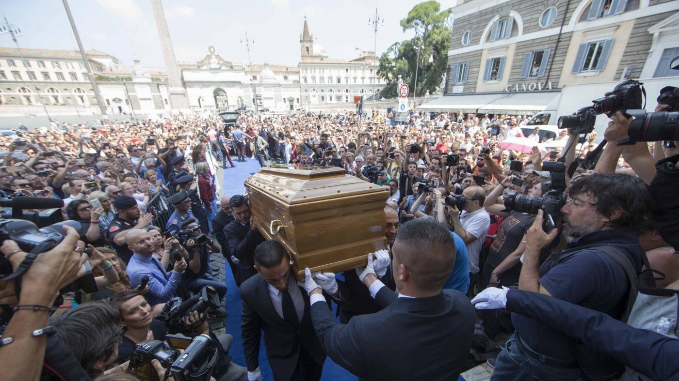 Applausi e musica ai funerali di Bud Spencer a Roma