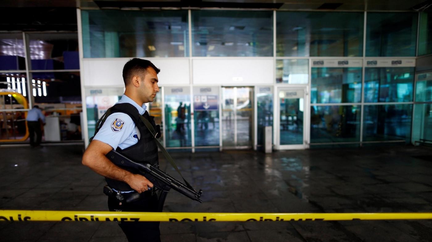 Kamikaze a Istanbul: morti salgono a 43, 13 arresti in un blitz