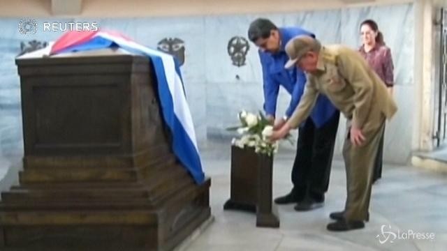 VIDEO Maduro e Raul Castro fanno visita alla tomba di Fidel