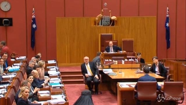 Australia, senatrice in Parlamento col burqa: Va bandito