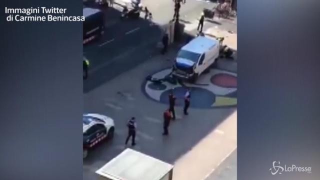 Barcellona, furgone contro la folla sulla Rambla: diversi morti