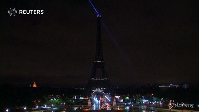 VIDEO Torre Eiffel si spegne in ricordo vittime di Barcellona