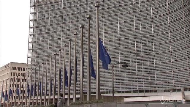 Attacco a Barcellona, a Bruxelles bandiere dell’UE a mezz’asta