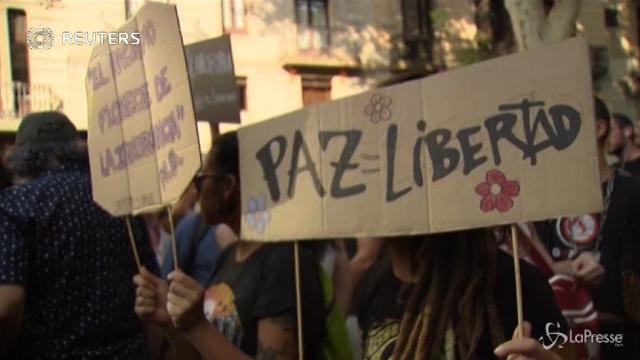Scontri sulle Ramblas tra militanti di estrema destra e antifascisti