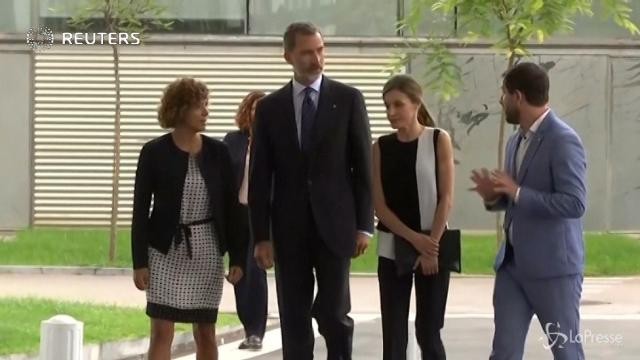 Barcellona, re Filippo incontra le vittime in ospedale