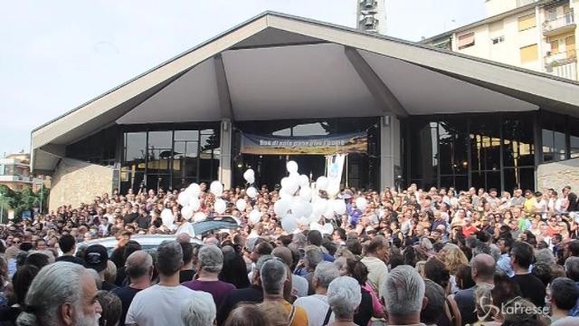 Palloncini bianchi e un lungo applauso per Niccolò Ciatti