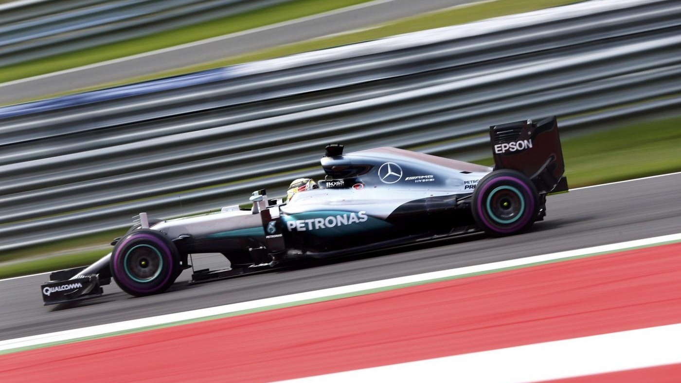 F1, Gp Austria: Hamilton conquista la pole davanti a Rosberg