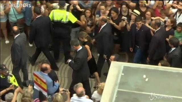 Barcellona, il re e la regina di Spagna al memoriale sulla Rambla