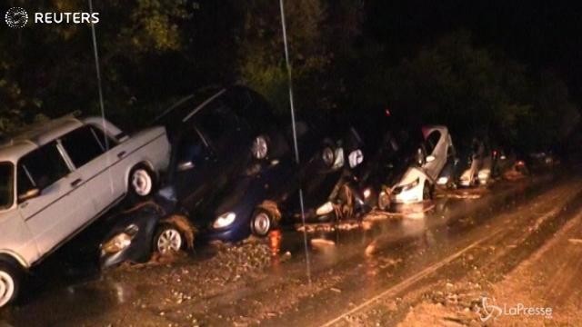 Crimea, auto ammassate dopo l’alluvione