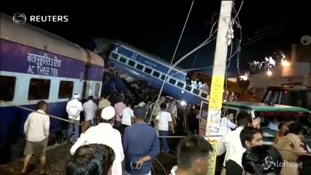 Treno deraglia in India: più di 20 morti