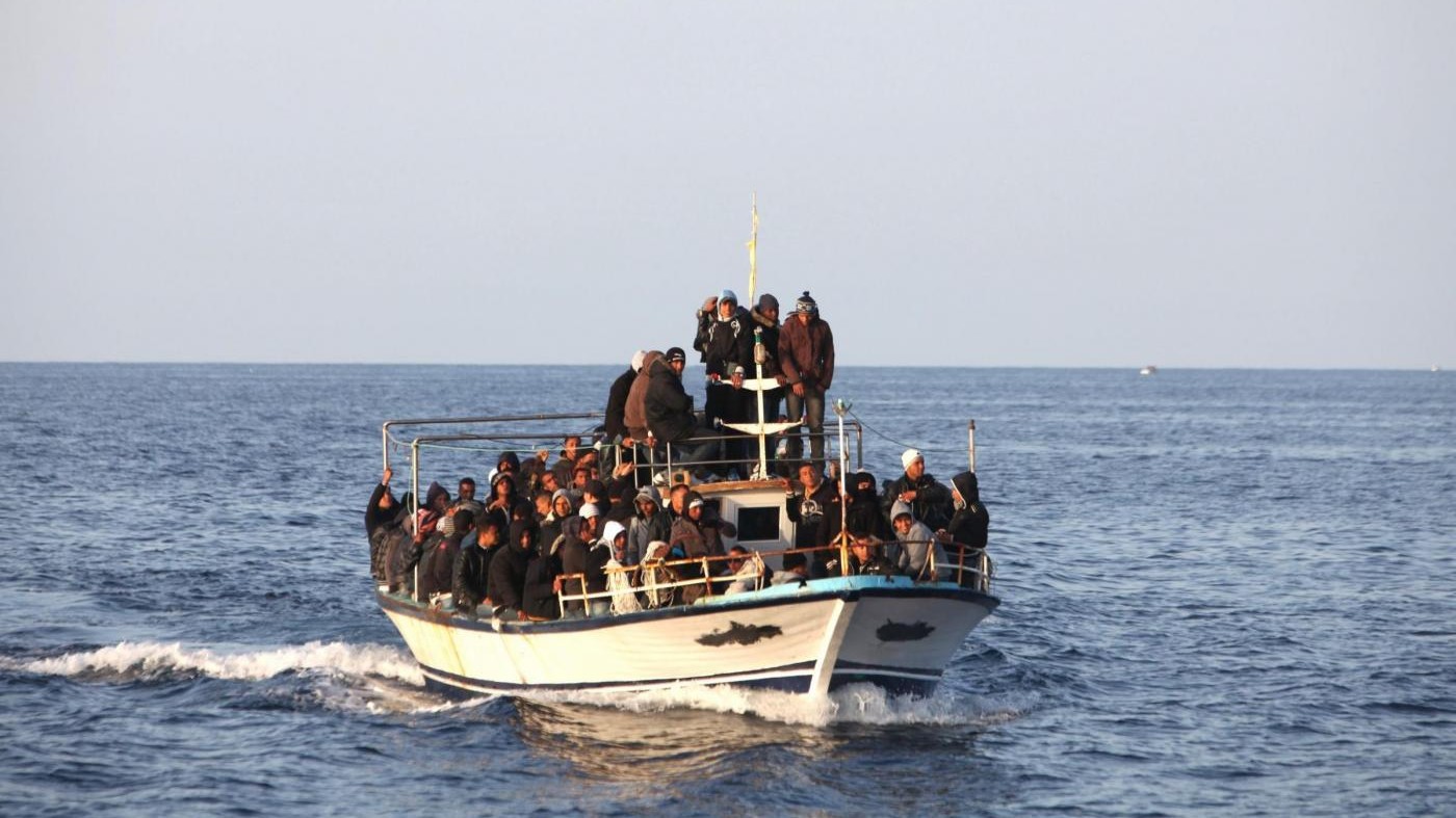Si rovescia barcone con 100 migranti nel canale di Sicilia