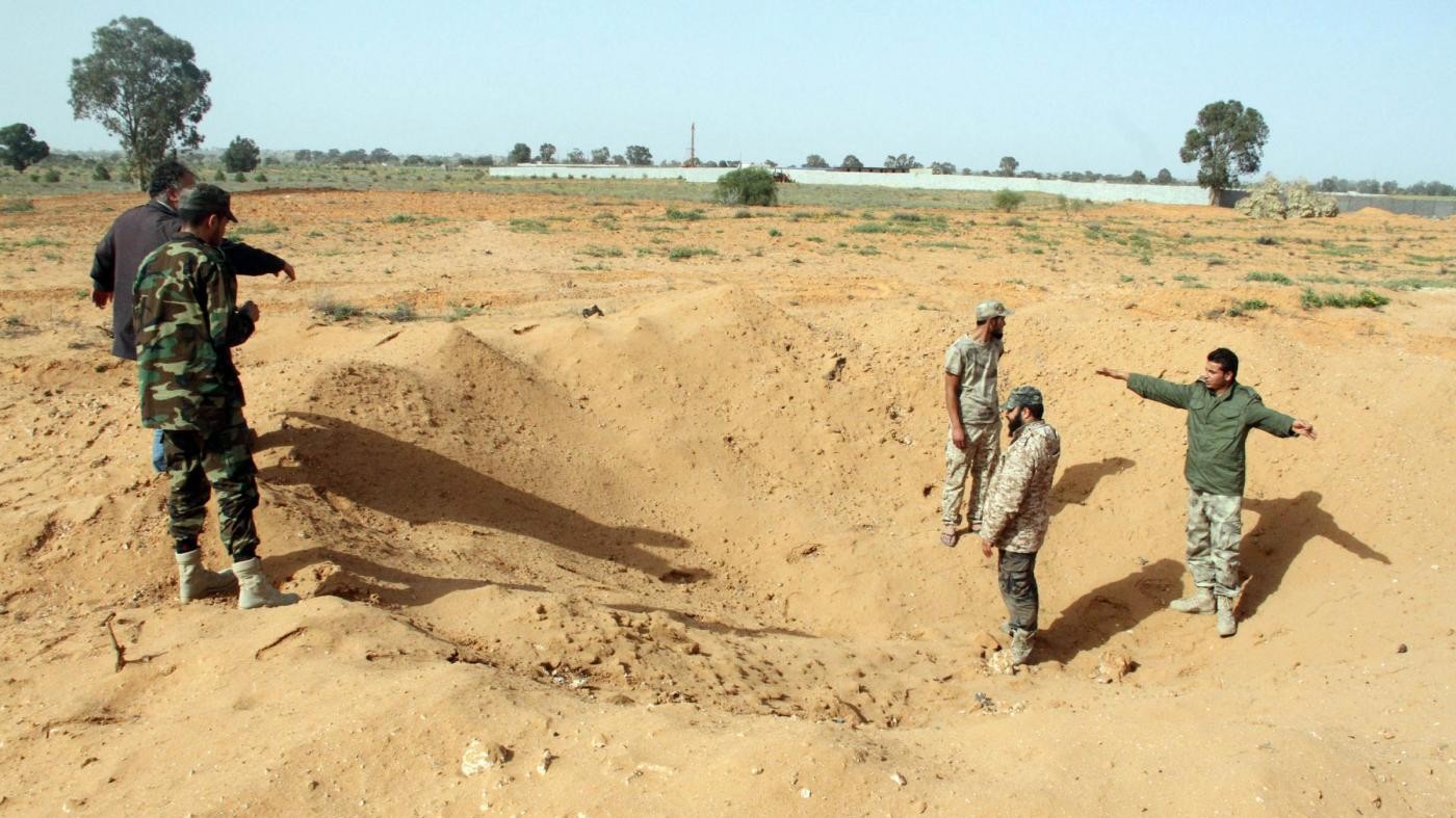 Siria, trovata fossa comune con 31 cadaveri: alcuni decapitati