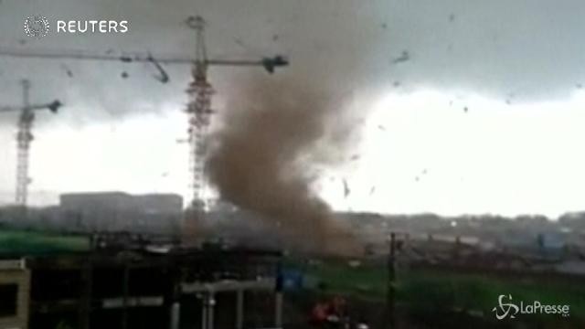 Le spettacolari immagini del tornado che ha colpito il nordest della Cina