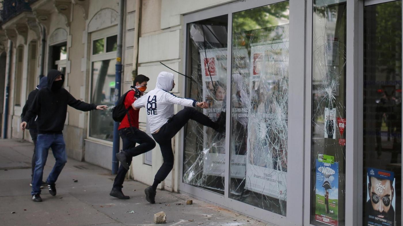 Francia, scontri e tensioni contro riforma lavoro: 16 arresti