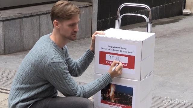 VIDEO Rogo Grenfell Tower, petizione per nuove norme anticendio
