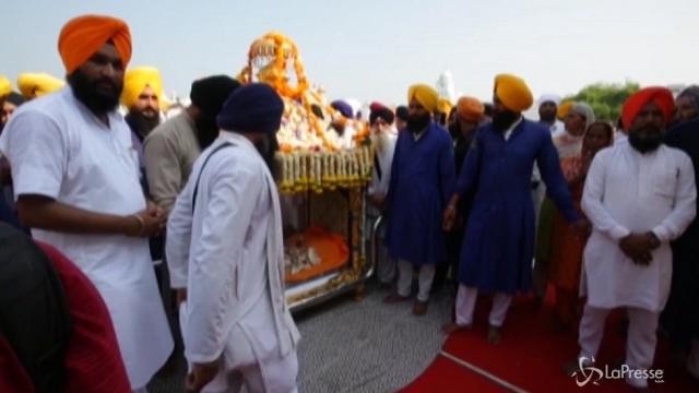 India, migliaia di Sikh riuniti al Tempio d’oro