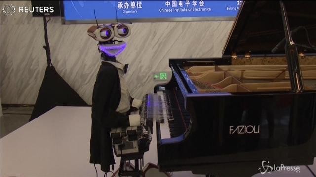 A Pechino in mostra il pianista robot con 53 dita