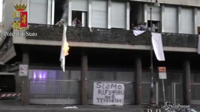 Bombole contro i poliziotti durante sgombero dei migranti a Roma