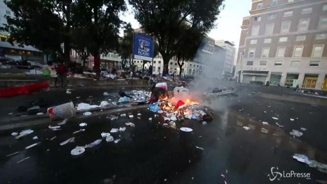 Roma, migranti contro forze dell’ordine