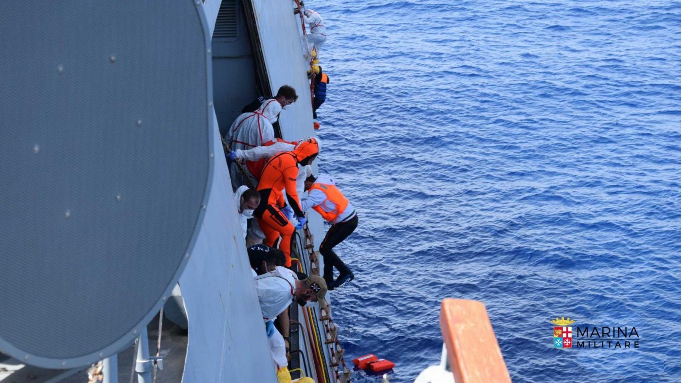 Tragedia nel Mediterraneo: barcone affonda, muoiono 45 migranti