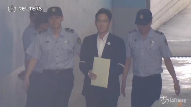 Seul, l’erede Samsung arriva in tribunale