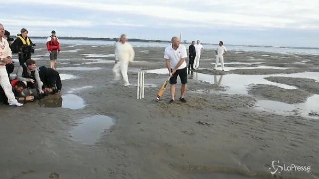 Inghilterra, la partita di cricket in mare