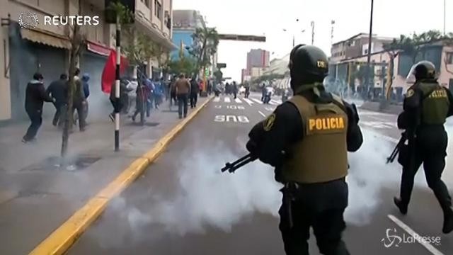 Perù, continua la protesta dei docenti: scontri a Lima