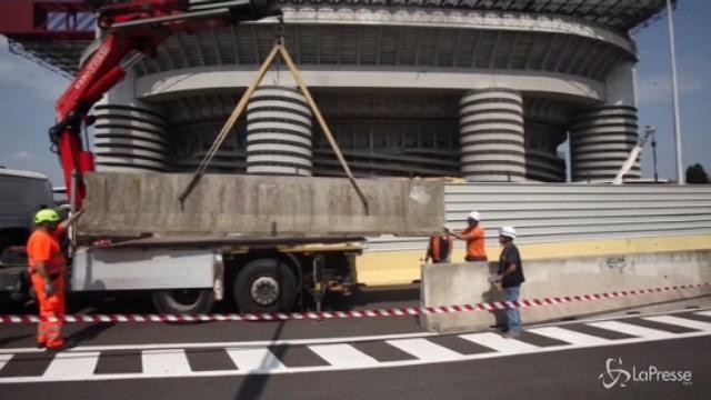 Milano, i jersey posizionati a San Siro
